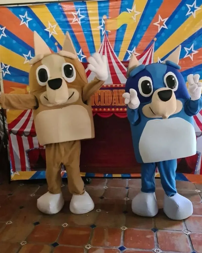 Personajes de Bluey durante una fiesta infantil