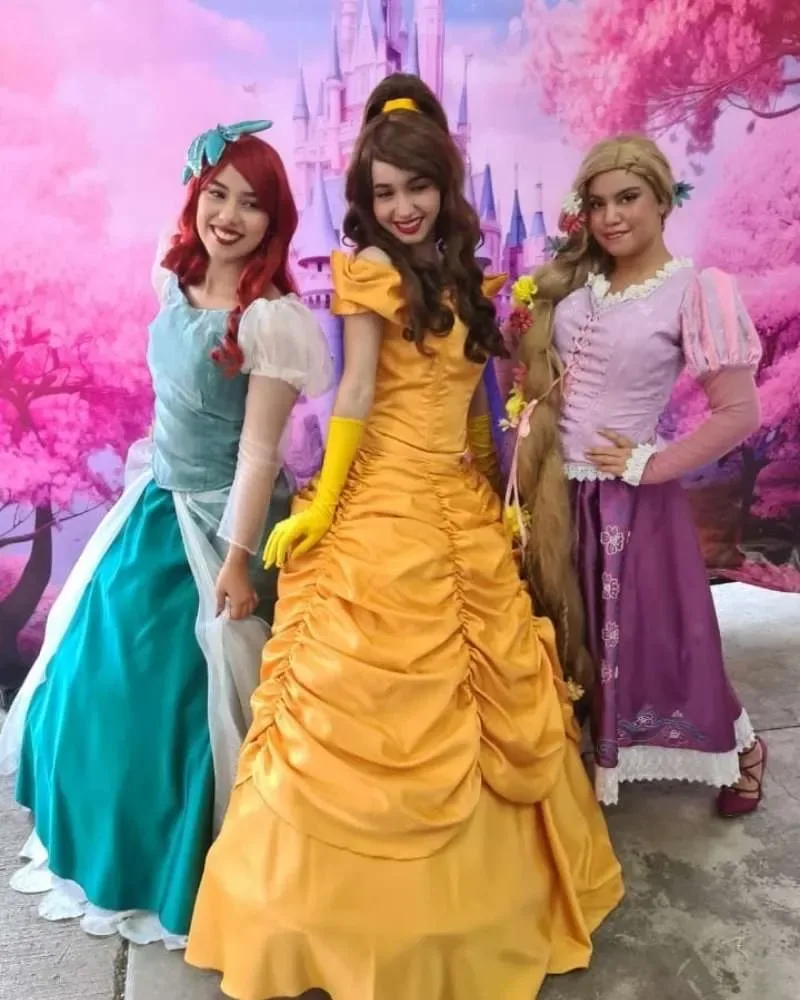 Princesas durante un show de personaje musical