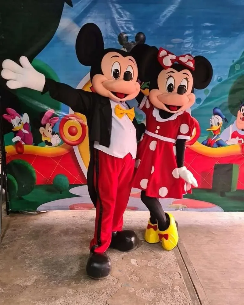 Mimi y Mickey durante su show musical